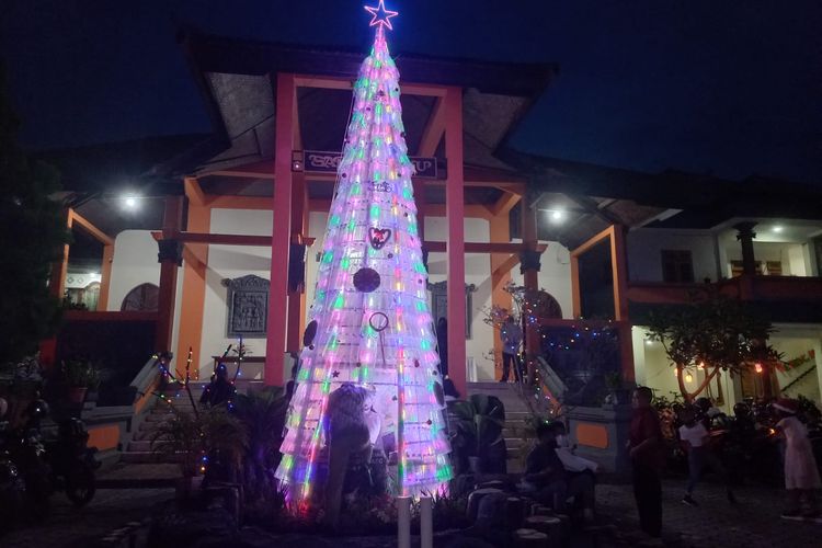 Pohon Natal berbahan baku botol plastik bekas di Gereja Sabda Bayu Singaraja, Kabupaten Buleleng, Provinsi Bali.