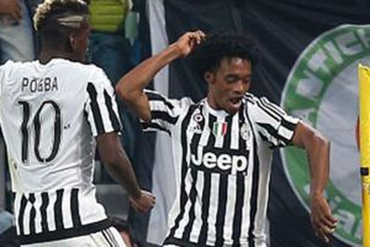 Juan Cuadrado dan Paul Pogba berjoget saat merayakan gol kemenangan Juventus pada Derby Turin (31/10/2015). 