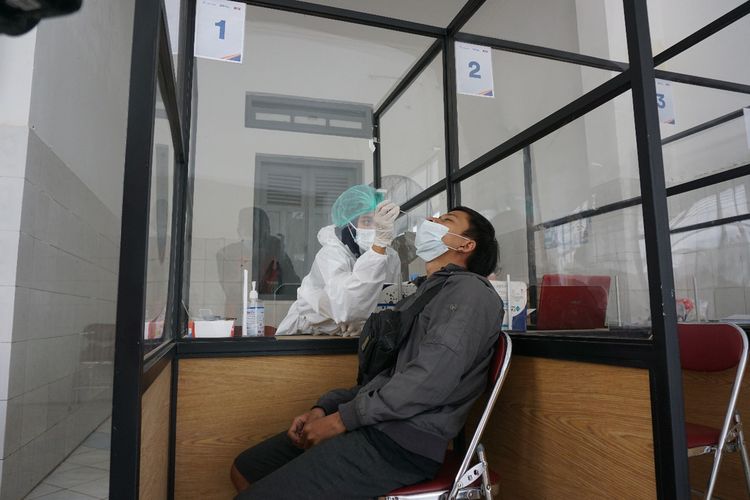 Tes antigen di Stasiun Purwokerto, Jawa Tengah.