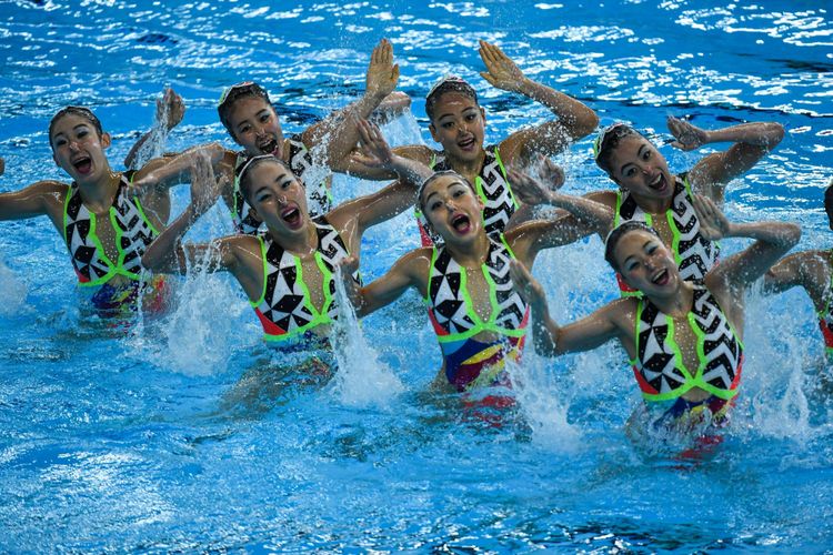 Tim renang artistik Jepang menampilkan gerakan dalam final Renang Artistik nomor ''Technical Routine'' Asian Games ke-18 Tahun 2018 di Aquatic Center, Gelora Bung Karno Senayan, Jakarta Pusat, Rabu (29/8/2018). Tim renang artistik Cina berhasil meraih medali emas.