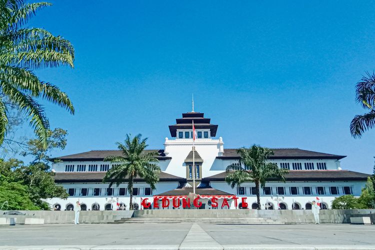 Gedung Sate adalah salah satu tempat bersejarah di Bandung yang saat ini difungsikan sebagai Kantor Gubernur Jawa Barat.
