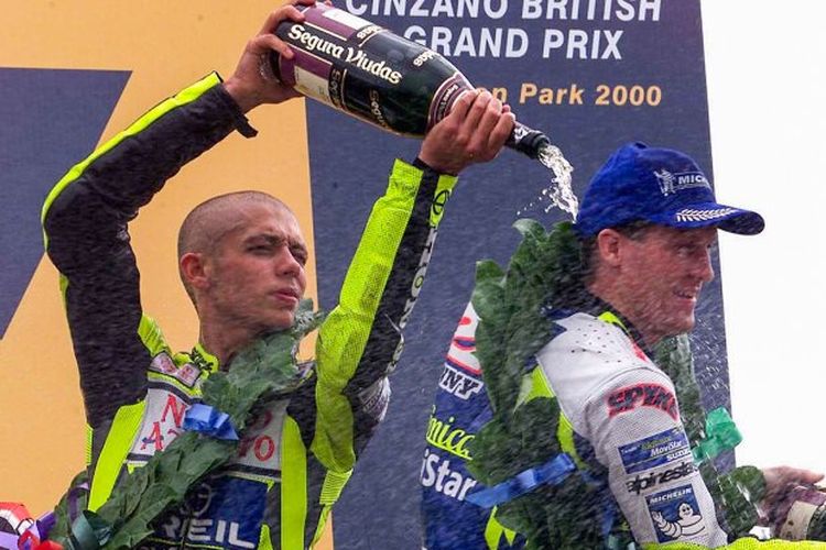 Rossi merayakan kemenangan pertamanya di GP500 di Donington pada musim panas 2000