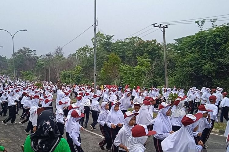 5.000 pelajar di Kabupaten Batanghari mengikuti senam poco-poco, Minggu (12/11/2023).