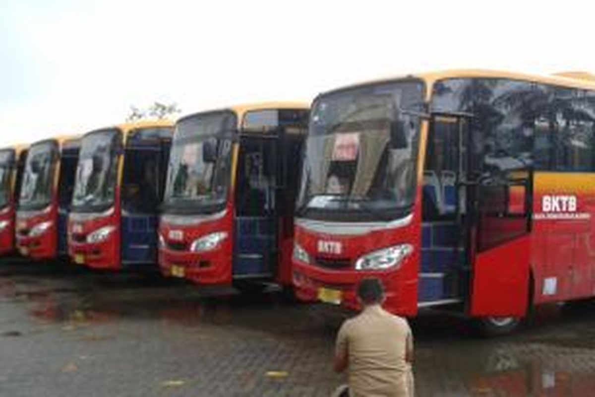 Sebanyak 18 bus kota terintegrasi busway rute Pantai Indah Kapuk-Monas diparkir di Selter Fresh Market, Penjaringan, Jakarta Utara, Rabu (5/2/2014). Peluncuran bus-bus tersebut dilakukan oleh Gubernur DKI Jakarta Joko Widodo hari ini.