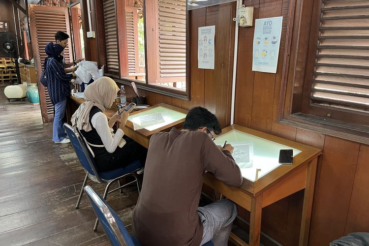 Kegiatan membatik di pendopo batik, Museum Tekstil, Minggu (1/10/2023).