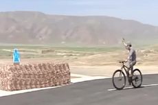 Presiden Turkmenistan Terekam Tembak Target Sambil Naik Sepeda