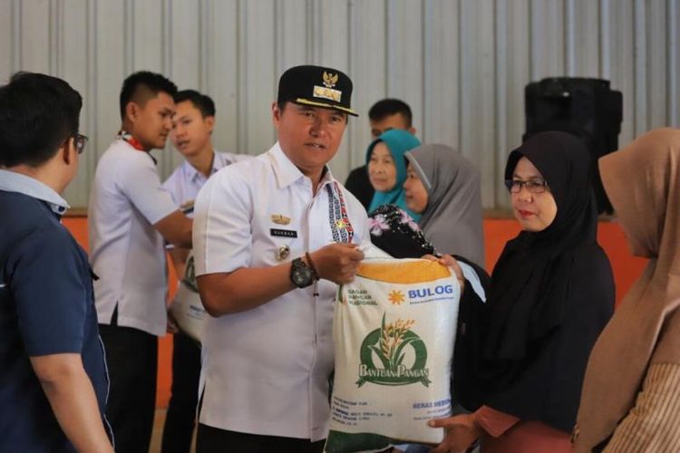 Penjabat bupati Lampung Barat Nukman saat menyerahkan bantuan beras kepada sejumlah masyarakat. 