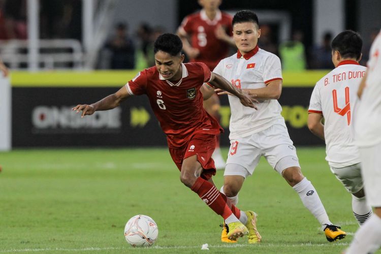 Pemain timnas Indonesia, Marselino Ferdinan Philipus, berebut bola dangan pemain timnas Vietnam, Nguyen Quang Hai pada leg pertama semifinal Piala AFF 2022 di Stadion Utama Gelora Bung Karno (SUGBK), Jakarta, Jumat (6/1/2023). Terkini, Marselino Ferdinan dipastikan tidak akan memperkuat Indonesia pada Piala Asia U20 2023 yang digelar di Uzbekistan, 1-18 Maret mendatang.