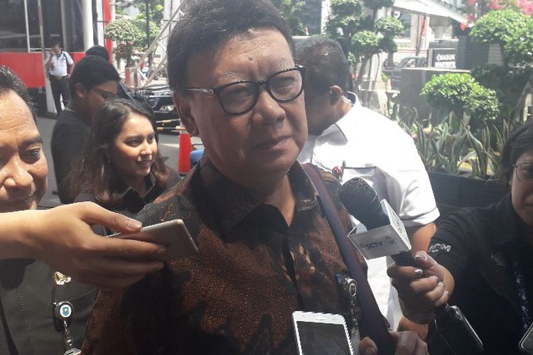 Menteri Dalam Negeri Tjahjo Kumolo tiba di Gedung KPK untuk mengikuti rapat lintas kementerian dan lembaga membahas pemanfaatan NIK untuk perbaikan database penerima bantuan sosial, Kamis (22/8/2019).