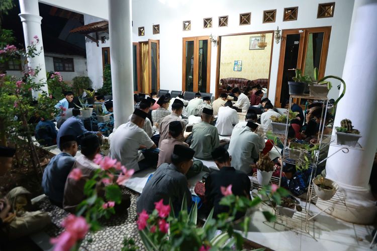 Kegiatan Bandongan di Pondok Pesantren Buntet, Cirebon, Jawa Barat, Jumat (05/12/2025). Bandongan adalah metode pengajaran di mana kiai membaca kitab dan santri menyimak.