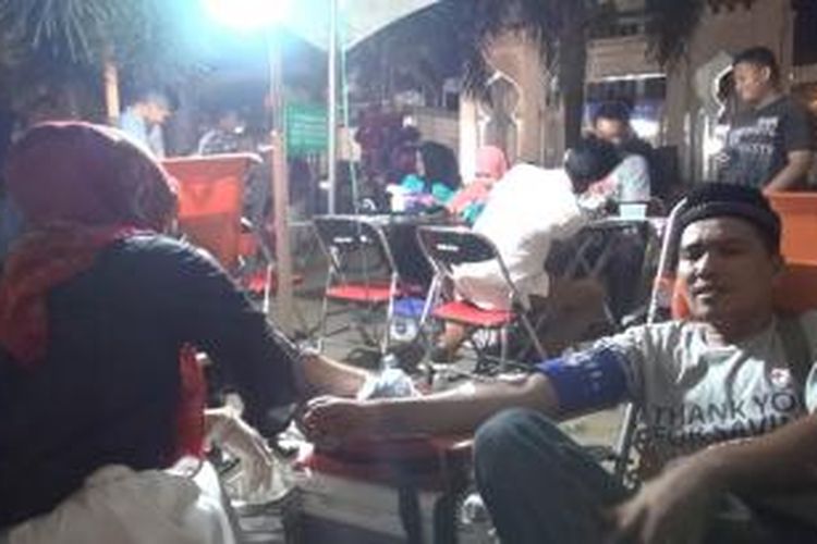 Sejumlah warga mendonorkan darahnya usai shalat tarawih di Mesjid Raya Baiturrahman Banda Aceh. Unit Transfusi Darah (UTD) PMI Kota Banda Aceh menyasar mesjid-mesjid di Banda Aceh untuk mencukupi stock darah selama ramadhan dan jelang idul fitri.*****K12-11