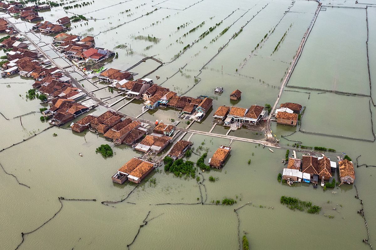 Foto udara permukiman penduduk yang terkepung air laut akibat abrasi di Desa Timbulsloko, Sayung, Demak, Jawa Tengah, Kamis (14/3/2019). Abrasi yang mengikis garis pantai Kabupaten Demak sekitar tahun 1995 berdampak pada peralihan fungsi lahan setempat yang awalnya merupakan areal pertanian produktif berangsur menjadi tambak ikan dan sebagian kini telah menjadi perairan akibat kenaikan permukaan air laut disertai penurunan permukaan tanah mencapai sekitar 10 sentimeter per tahun.