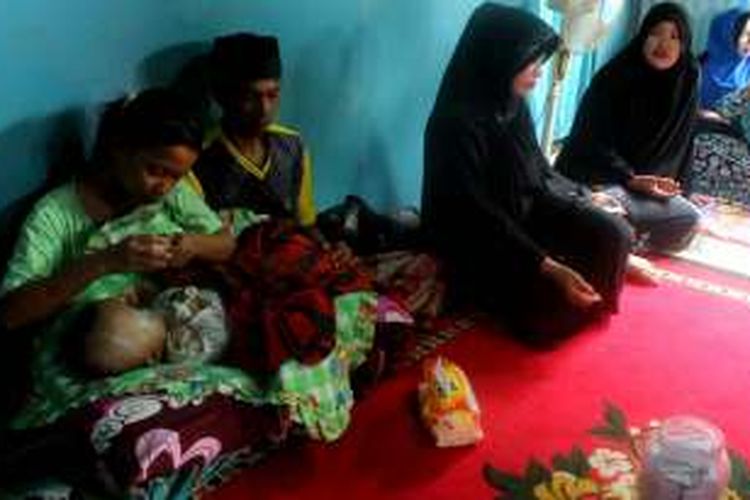 Islamiati, memangku jenazah putrinya Magfira (8 bulan) yang menderita hydrocepalus. Magfira meninggal dunia setelah ditolak RSU Unhas Makassar meski telah mendapatkan rujukan dari RSUD Andi Makkasau.