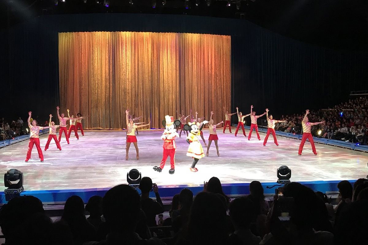 Mickey Mouse dan Minnie Mouse membuka pertunjukan Disney on Ice bertema Celebrate Everyones Story di Singapore Indoor Stadium, Singapura, Rabu (14/3/2018).