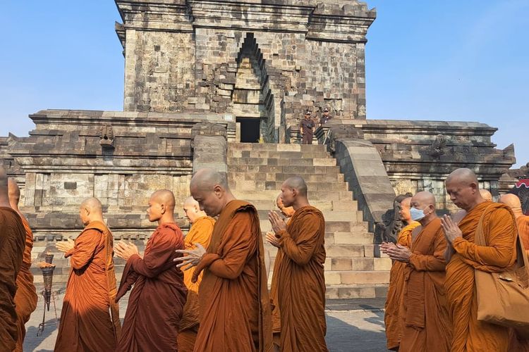 Para biksu dengan melakukan ritual Pindapatta yakni mengelilingi Candi Mendut, Magelang, Jawa Tengah, Sabtu (3/6/2023).