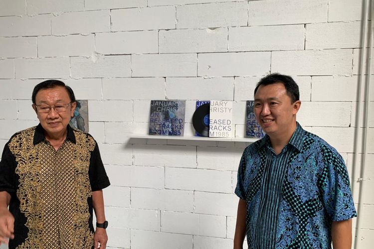 Adi Nugroho (kiri) dan Yonathan Nugroho (kanan) berpose dengan vinyl album Unreleased Tracks From 1985, di kawasan Menteng, Jakarta Pusat, Senin (17/1/2022). 
