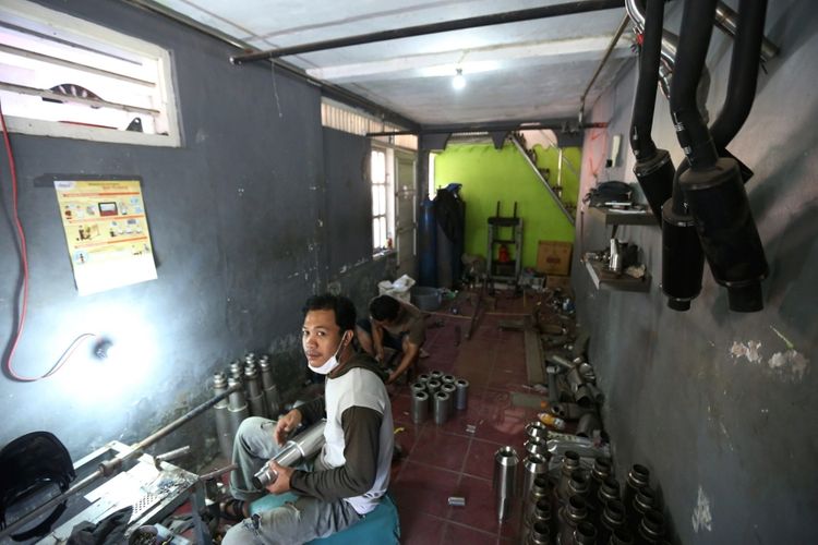 Suasana pembuatan knalpot di salah satu rumah produksi di Jalan Kiswadi Desa Pesayangan Purbalingga, Jawa Tengah, Jumat (10/3/2017). Desa ini disebut desa knalpot karena sejumlah warganya memproduksi knalpot mobil dan motor.