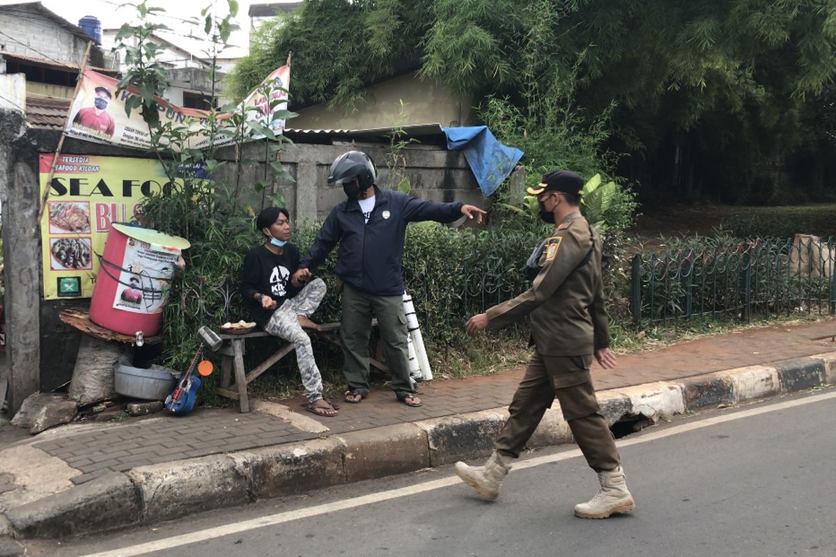 Sejumlah badut dan pengamen di kawasan Pondok Indah, Kebayoran Lama dibawa anggota Satuan Polisi Pamong Praja (Satpol PP) Jakarta Selatan pada Rabu (24/3/2021) sore. Kegiatan dari Satpol PP ini bernama Asuh dan Asih.