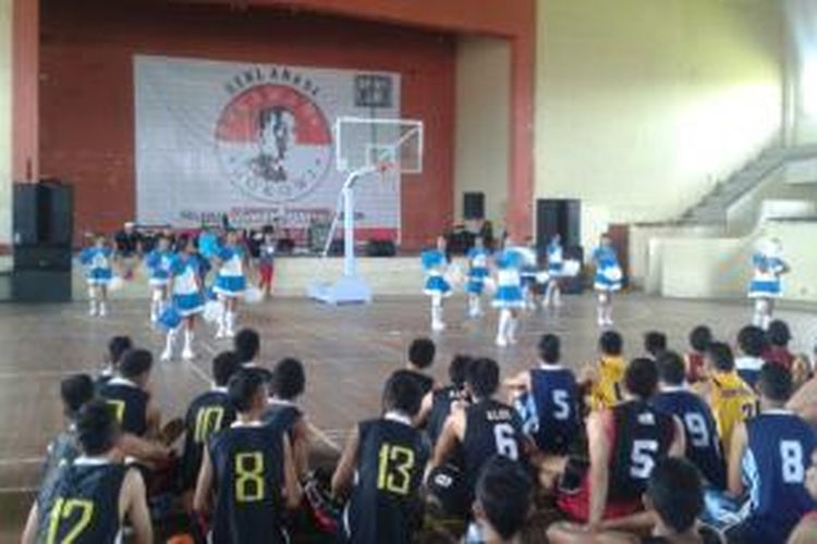 Ratusan pemuda dan siswa di Ambon mengikuti turnamen bola basket yang diadakan tim relawan Jokowi di Gedung Sport Hall Karang Panjang Ambon, Jumat (27/6/2014)