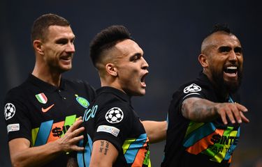 Gelandang Inter Milan, Arturo Vidal (kanan), melakukan selebrasi bersama Edin Dzeko (kiri) dan Lautaro Martinez setelah mencetak gol yang membuat Inter unggul 2-1 atas FC Sheriff Tiraspol dalam laga penyisihan Grup D Liga Champions di Giuseppe-Meazza (San Siro), Milan, Selasa (19/10/2021).