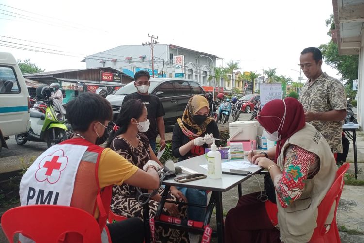 Upaya vaksinasi oleh pemkab Nunukan Kaltara dan relawan Nakes. Vaksinator secara intens melakukan door to door dan menjangkau wilayah terisolir demi mencapai 70 persen target vaksin nasional