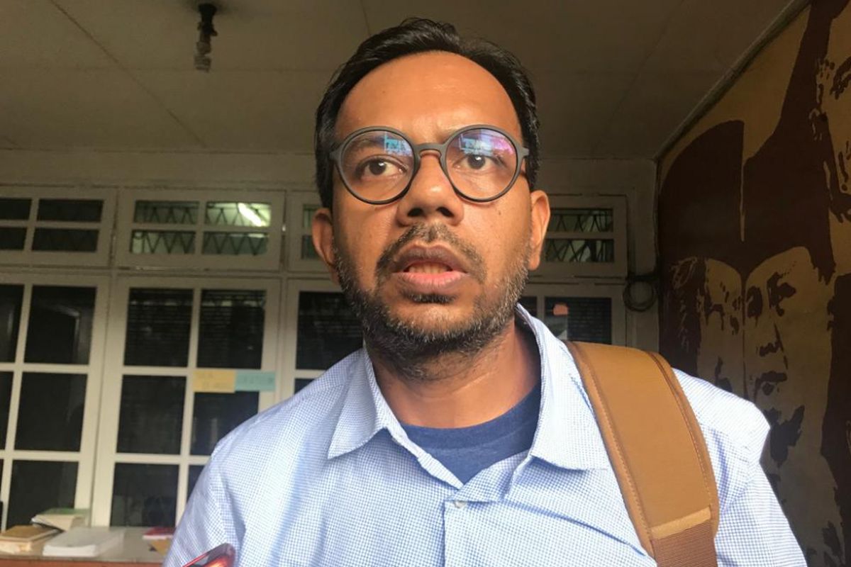 Direktur Lokataru Foundation Haris Azhar usai acara diskusi bertajuk Dwifungsi Disfungsi TNI di Kantor Komisi untuk Orang Hilang dan Korban Tindak Kekerasan (Kontras), Jakarta Pusat, Jumat (1/3/2019). 