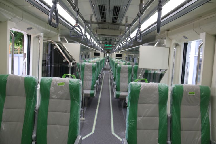 Penampakan kursi dan interior Kereta Rel Diesel (KRD) Bandara Adi Soemarmo Solo buatan PT Industri Kereta Api (Inka). Gambar diambil pada Selasa (8/5/2018).