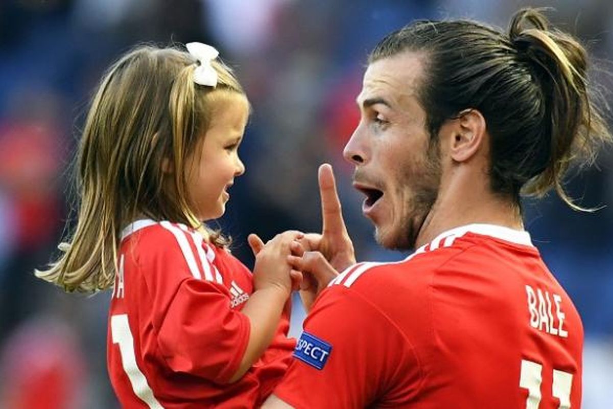 Pemain Wales, Gareth Bale, menggendong anak perempuannya, Alba Violet, usai laga kontra Irlandia Utara di Paris, pada 25 Juni 2016.