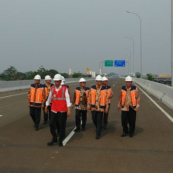 Presiden Joko Widodo meresmikan tol Bekasi-Cawang-Kampung Melayu di Jakarta Timur, Jumat (3/11/2017)