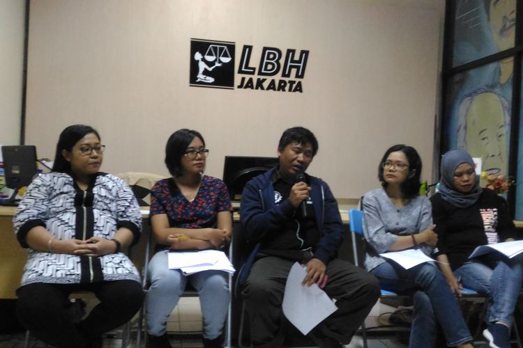 (Kiri-kanan) Savitri dan Oky Wiratama (LBH Jakarta), Boby Alwi (SBMI), Risca Dwi (Solidaritas Perempuan), dan Yatini Sulistyowati (KSBSI) mengadakan konferensi  yang dihelat di kantor LBH, Jakarta, Sabtu (3/11/2018). Dalam acara tersebut, LBH dan organisasi buruh lainnya menyatakan sikap tegas terhadap meninggalnya TKI Tuti Tursilawati.