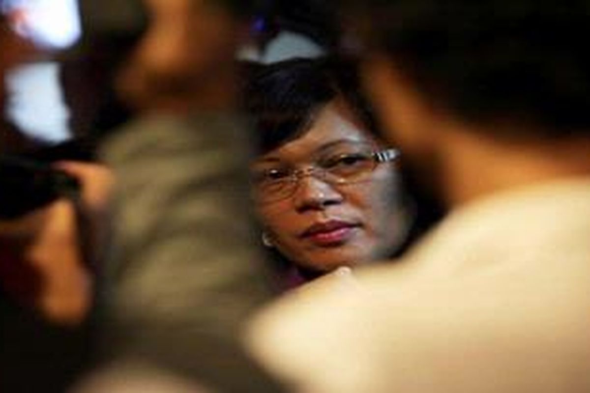 Terdakwa Mindo Rosalina Manulang, meninggalkan perisdangan seusai mendengarkan putusan sela di pengadilan Tindak Pidana Korupsi, Jakarta, Rabu (3/8/2011). Majelis Hakim menolak nota keberatan (esepsi) terdakwa dan memerintahkan penuntut umum melanjutkan pemeriksaan terhadap saksi-saksi