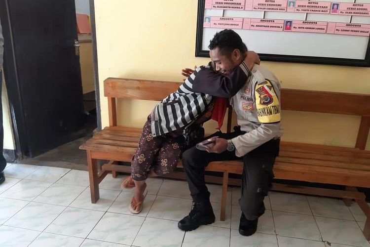 Yuliana Lonak umur (69), warga Kecamatan Rote Barat Laut, Kabupaten Rote Ndao, Nusa Tenggara Timur (NTT), saat menangis dan memeluk Bhabinkamtibmas Polsek Rote Barat Laut Brigpol Emanuel Londa