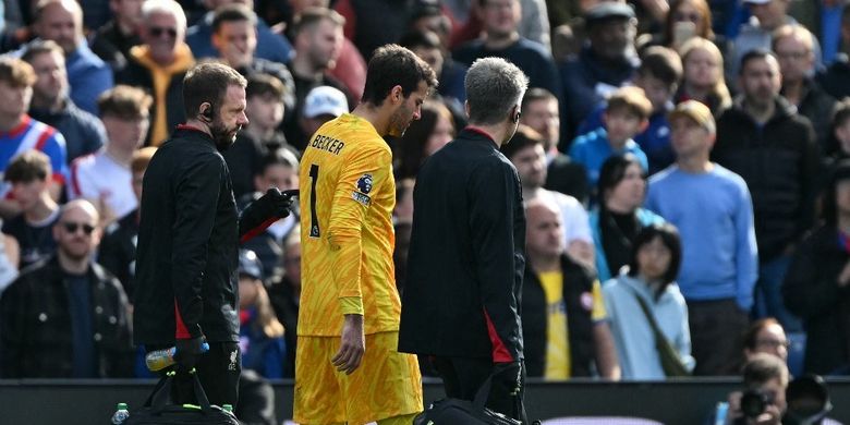 Kiper Liverpool, Alisson Becker, meninggalkan pertandingan setelah mengalami cedera pada laga Premier Inggris antara Crystal Palace dan Liverpool di Selhurst Park di London selatan pada 5 Oktober 2024. 