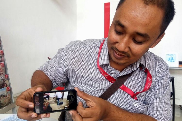 Marketing Suport Dealer Honda Nagamas Gamping Ari Suryawan saat menunjukan foto proses penghitungan yang koin