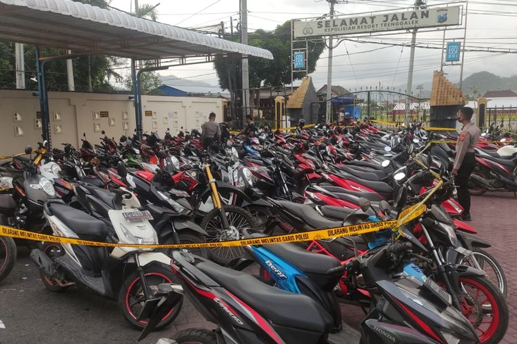 Ratusan unit sepeda motor diduga milik pelaku penyerangan terhadap kelompok warga, diamankan di Polres Trenggalek Jawa Timur, Minggu (25/09/2022).