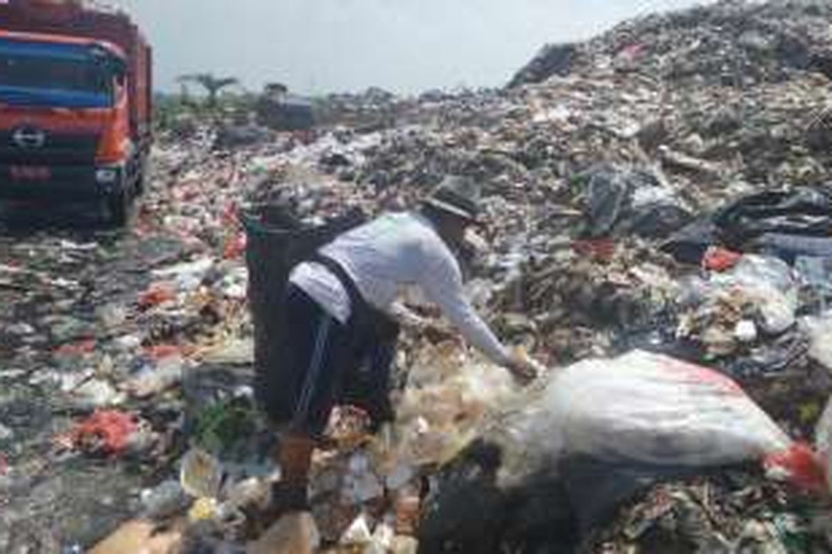 Ada ratusan pemulung yang setiap hari mengais sampah di TPST Bantargebang