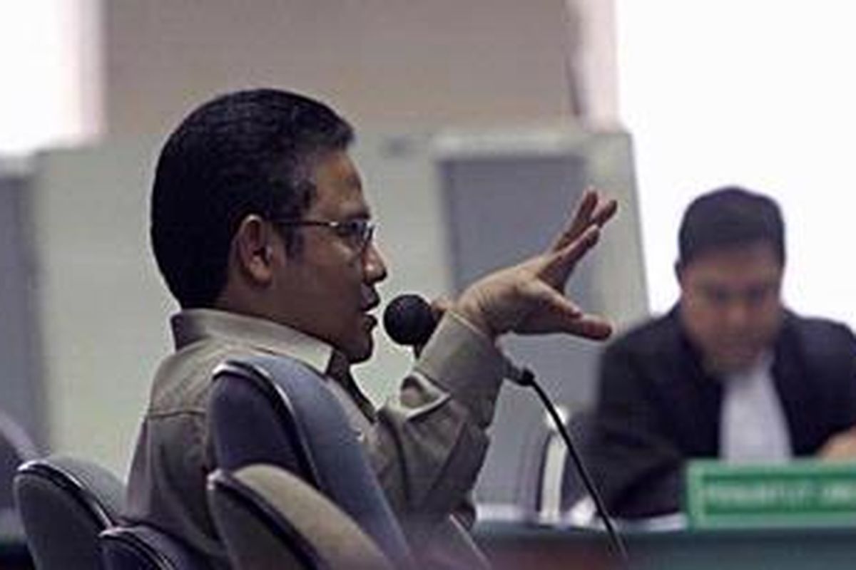 Menteri Tenaga Kerja dan Transmigrasi, Muhaimin Iskandar, memberikan keterangan dalam sidang di Pengadilan Tindak Pidana Korupsi, Jakarta, Senin (20/2/2012). Muhaimin menjadi saksi dalam sidang lanjutan kasus dugaan suap Proyek Percepatan Pembangunan Infrakstruktur Daerah, Kemenakertrans, dengan terdakwa dua anak buahnya I Nyoman Suisnaya dan Dadong Irbarelarawan.