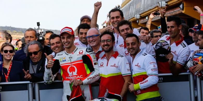 Pebalap Pramac Racing asal Italia, Andrea Iannone, merayakan keberhasilannya setelah menjadi tercepat kedua pada sesi kualifikasi GP Valencia di Sirkuit Valencia, Sabtu (8/11/2014).