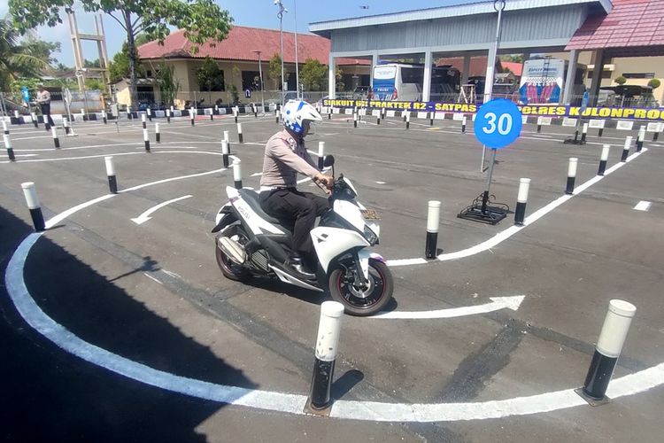 Sirkuit uji praktek SIM C untuk roda dua di Satuan Penyelenggara Administrasi SIM (Satpas) Kepolisian Resor Kulon Progo, Daerah Istimewa Yogyakarta. 
