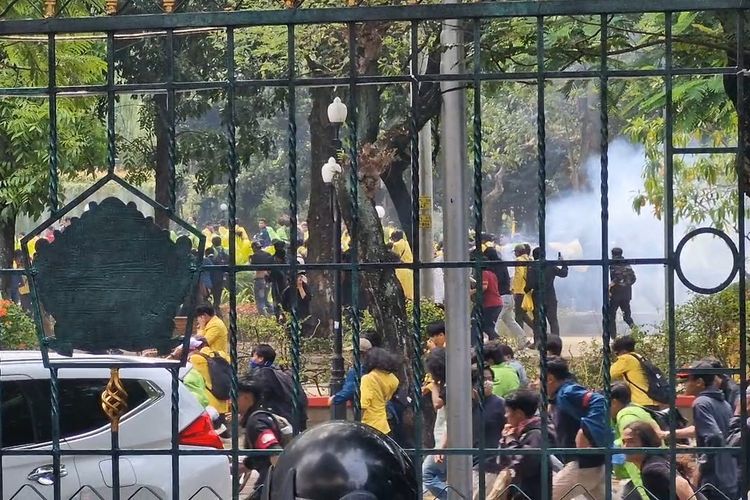 Polisi Tembakkan Gas Air Mata dan 