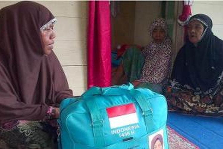 Nuraini, buruh cuci asal Banda Aceh, akhirnya berangkat menunaikan ibadah haji setelah menabung 27 tahun dari hasil upah mencucinya.