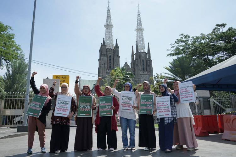 Di hari Sumpah Pemuda, sejumlah komunitas peduli lingkungan gelar aksi #Faiths4ClimateJustice di kawasan Masjid Istiqlal dan Lapangan Banteng, Jumat (28/10/2022).