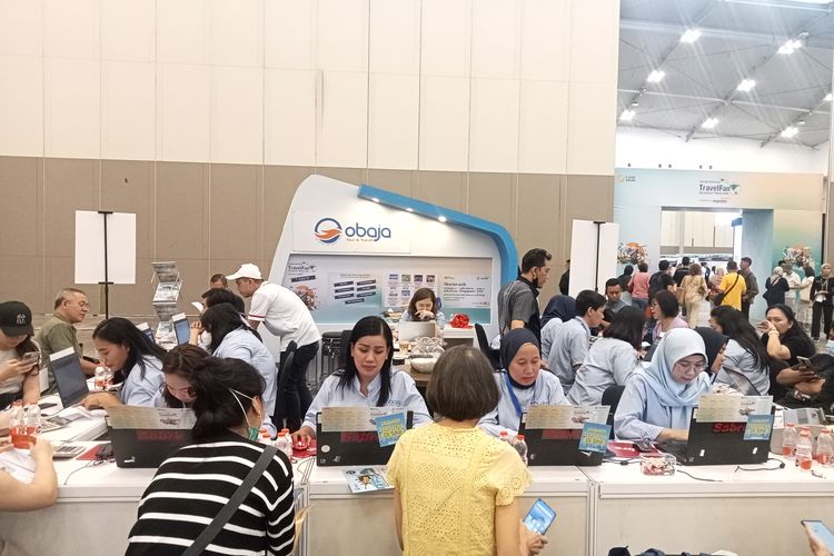Pengunjung sedang melakukan transaksi saat Garuda Indonesia Travel Fair 2023, di ICE BSD, Jumat (27/10/2023).