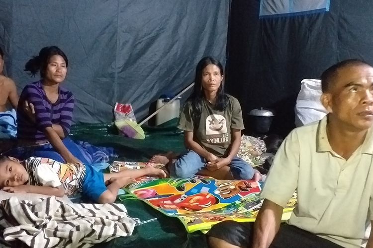 Sabarhati Laia (32) bersama keluarganya tinggal di posko pengungsian akibat banjir yang melanda rumahnya di Desa Sontang, Kecamatan Bonai Darussalam, Kabupaten Rohul, Riau, Jumat (30/11/2019).