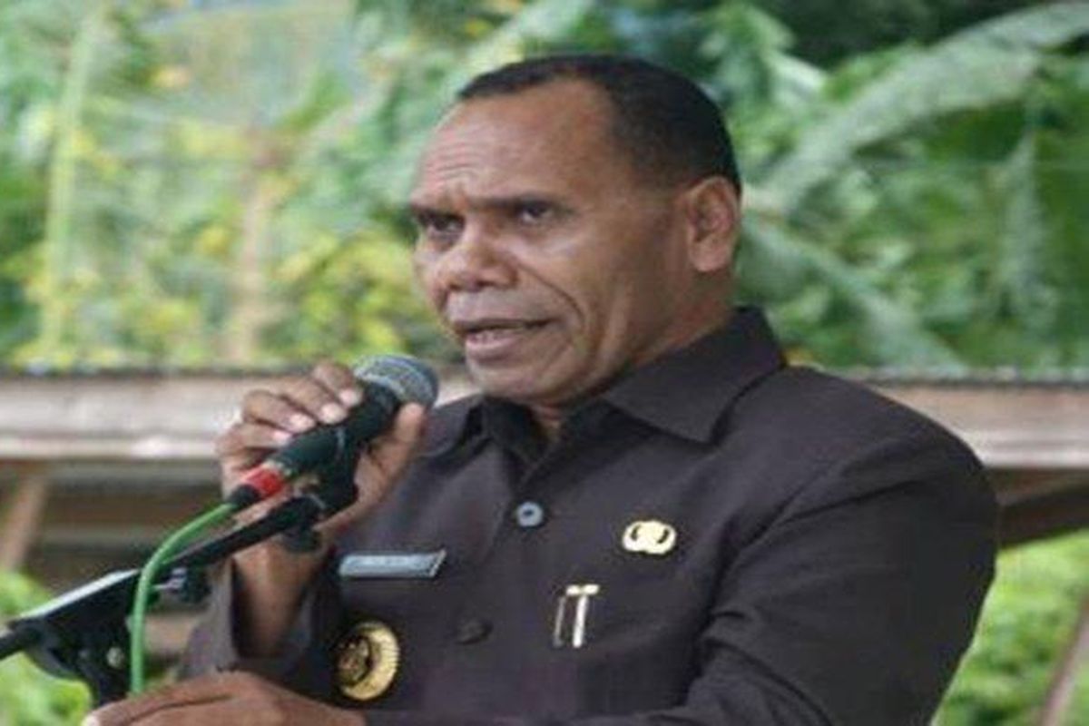 Bupati Alor, Drs Amon Djobo. Inilah profil Amon Djobo, Bupati Alor, NTT yang memarahi serta mengusir dua staf Kemensos. Ia pernah mengancam akan menembak seorang kolonel TNI AD. 

