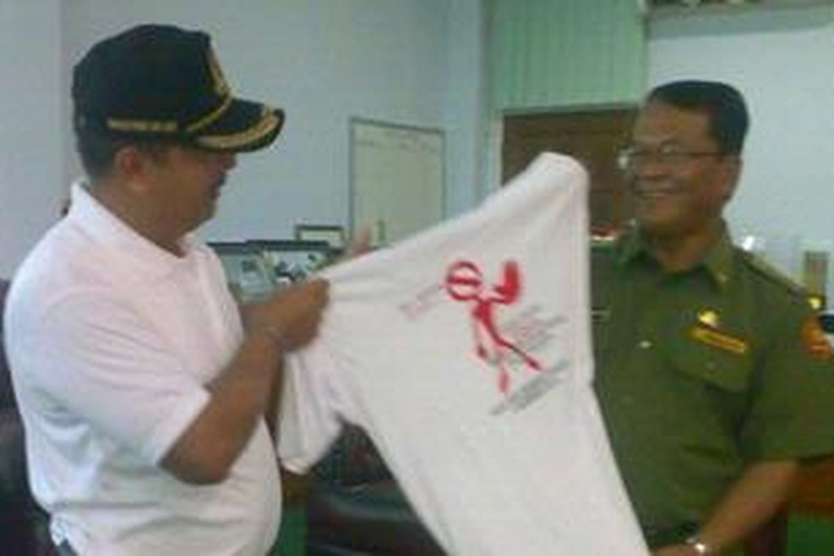 Kajari Kolaka saat menyerahkan baju kampanye anti korupsi sebagai simbolis untuk melawan korupsi di kalangan pejabat di Kolaka