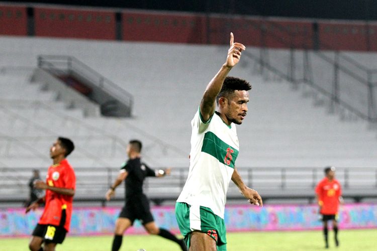 Gelandang timnas Indonesia Ricky Kambuaya berselebrasi usai mencetak gol ke gawang Timor Leste pada laga uji coba FIFA Matchday di Stadion Kapten I Wayan Dipta, Gianyar, Bali, Minggu (30/1/2022).