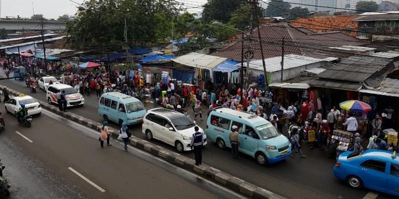 Pedagang kaki lima (PKL) di seberang Stasiun Tanah Abang kembali kuasai trotoar dan badan jalan, Jumat (1/72016).