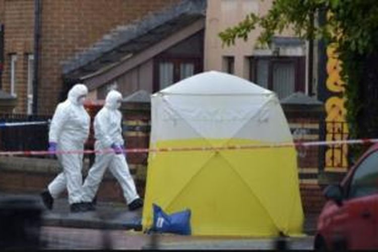 Polisi memasang tenda di lokasi peristiwa penembakan terhadap pemimpin IRA, Gerard Davidson, di Belfast, Irlandia Utara.