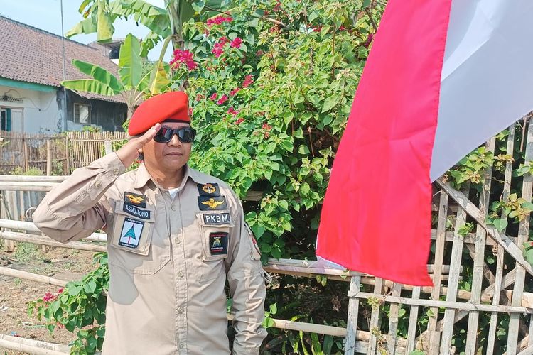 Asmujiono, mantan pasukan Kopassus TNI AD yang pertama kali kibarkan bendera merah putih di puncak Everest tahun 1997 silam, saat hormat kepada bendera merah putih di momen HUT RI ke 78.